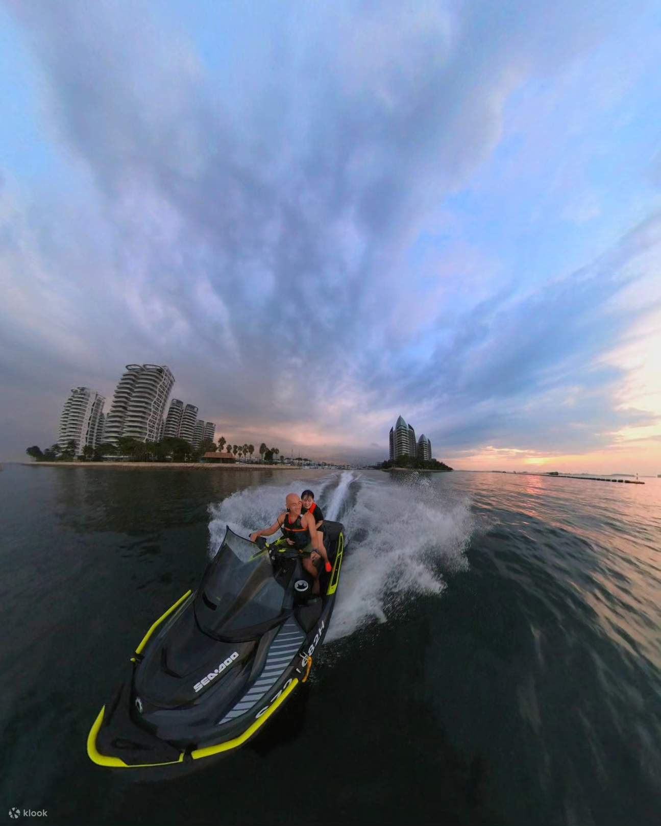 Вид на закат с людьми на гидроциклах