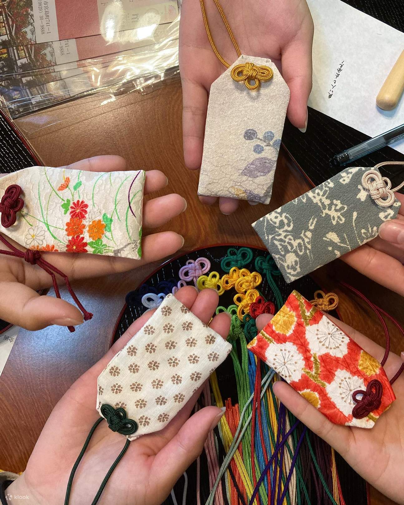 Authentische Teezeremonie und Omamori-Amulett-Herstellung im Kimono