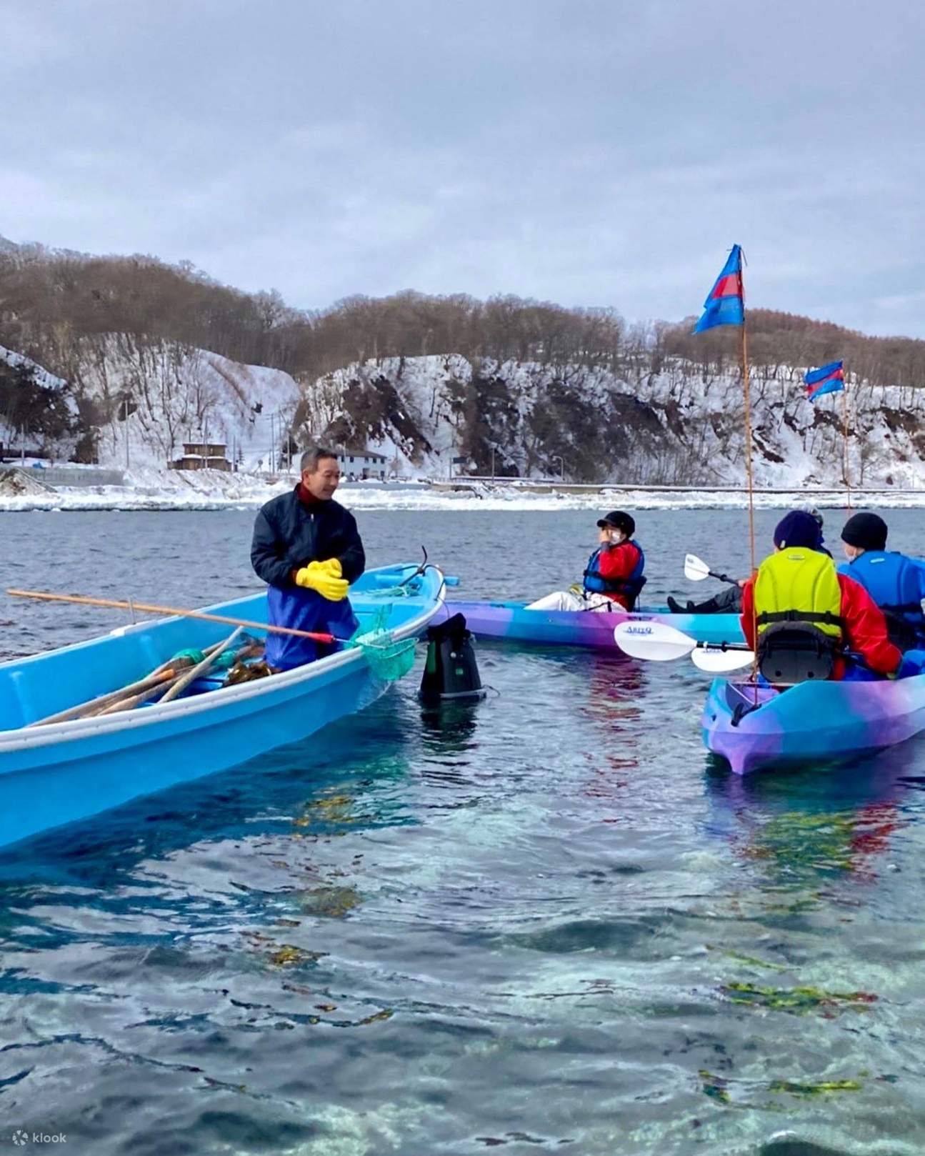 In the Sea of Okhotsk! Drift ice kayaking experience (with sea urchin ...