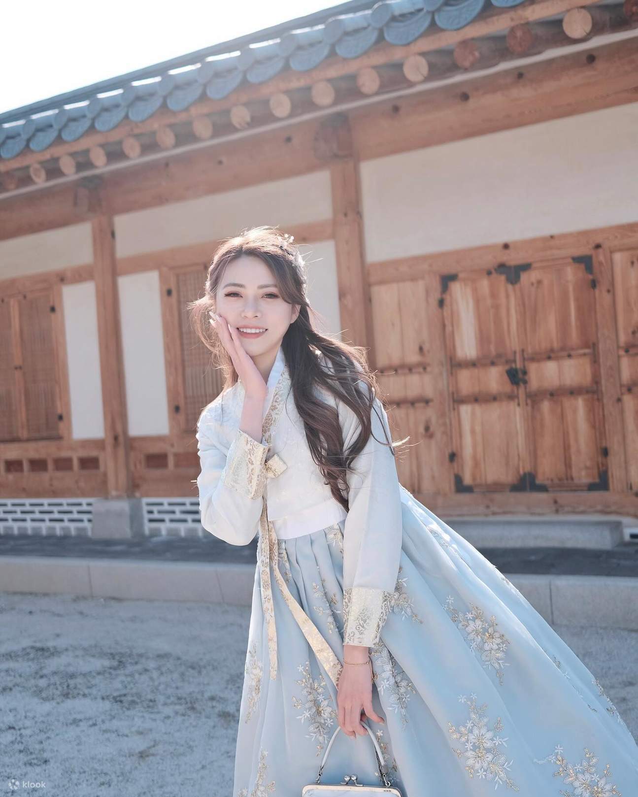 Sewa Hanbok dengan Penataan Rambut & Aksesori di Hanbokgirls