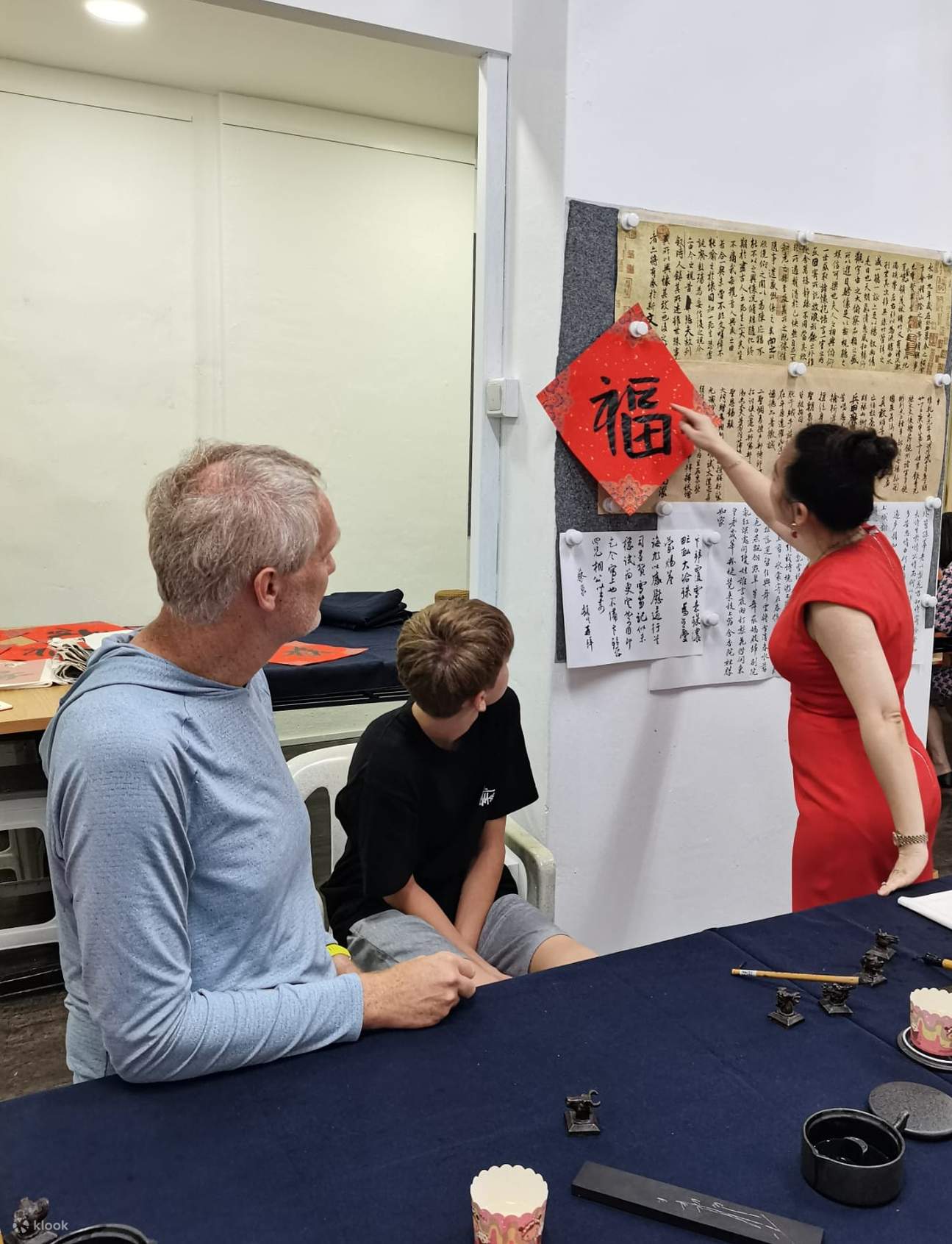 ผู้หญิงที่เป็นไกด์นักเรียน