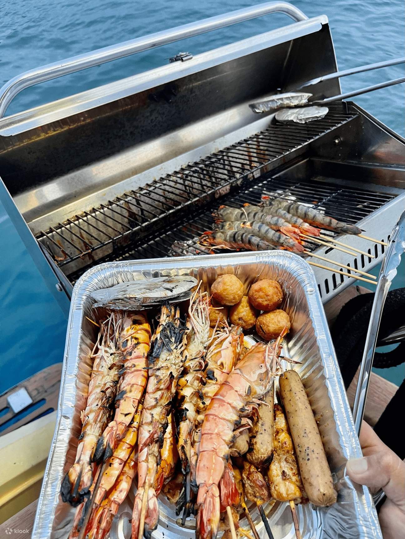 Tiệc nướng trên du thuyền ngắm hoàng hôn