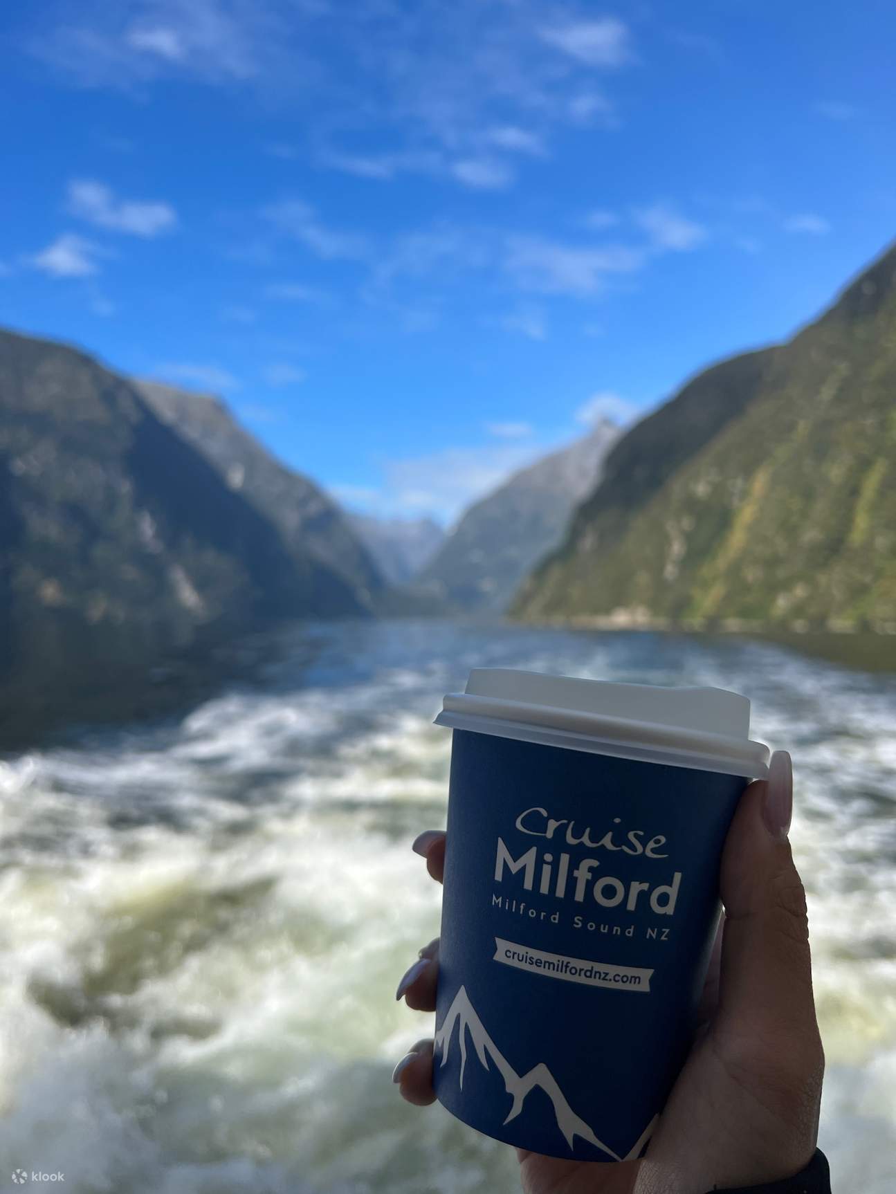 ผ่อนคลายไปกับกาแฟ ชา และบิสกิตฟรี พร้อมเพลิดเพลินไปกับคำบรรยายจากกัปตันเรือ ขณะที่คุณชื่นชมทัศนียภาพอันงดงามตระการตา