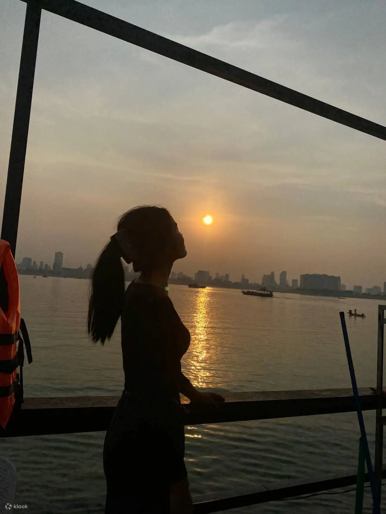 当当地渔民在湄公河令人惊叹的日落景色中结束一天的劳作时，您可以见证光与水永恒的舞蹈。