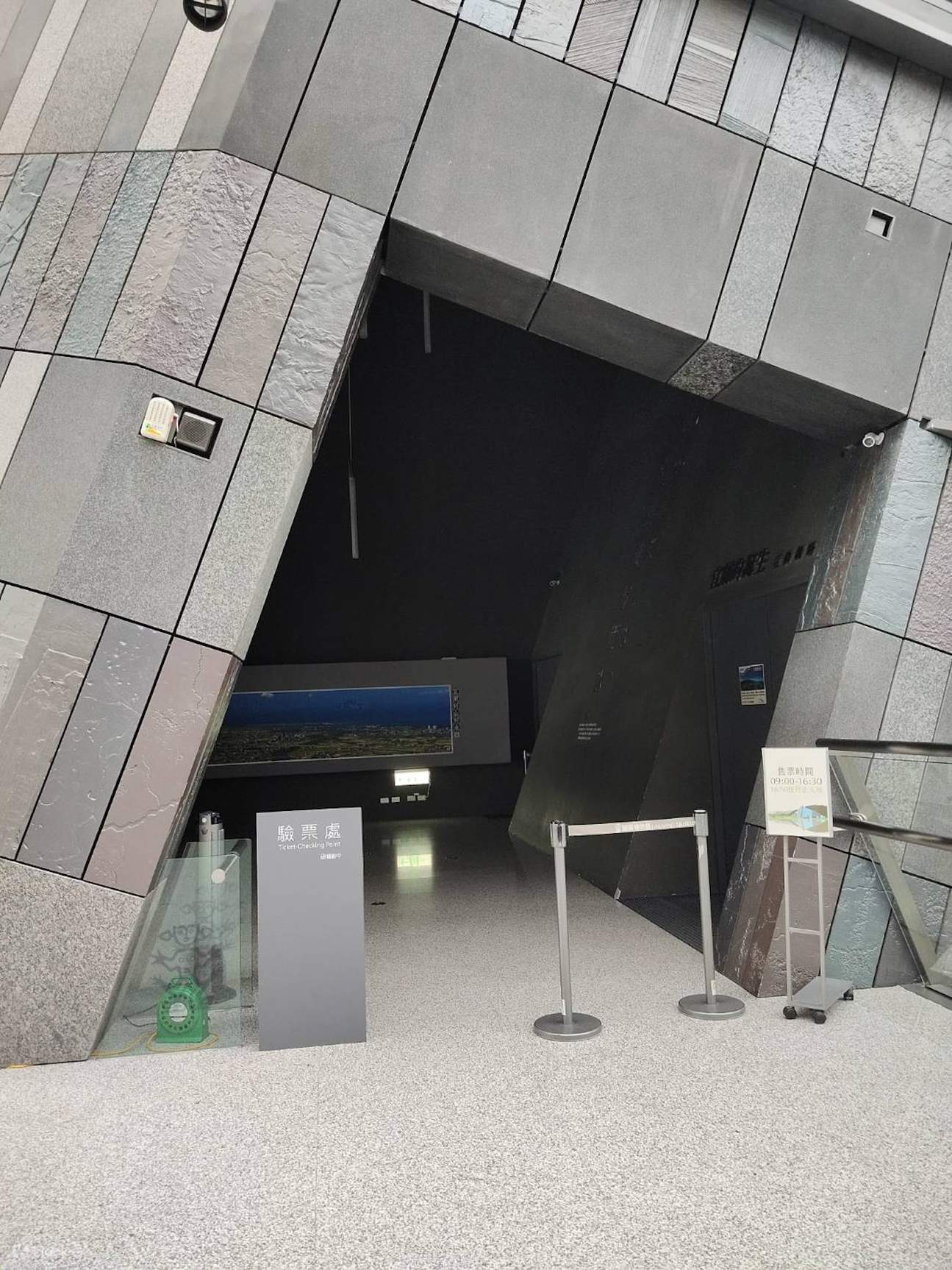 Una volta scansionato il codice QR dal personale alla biglietteria e apposto il timbro sulla mano, potrai entrare. Veloce e comodo!