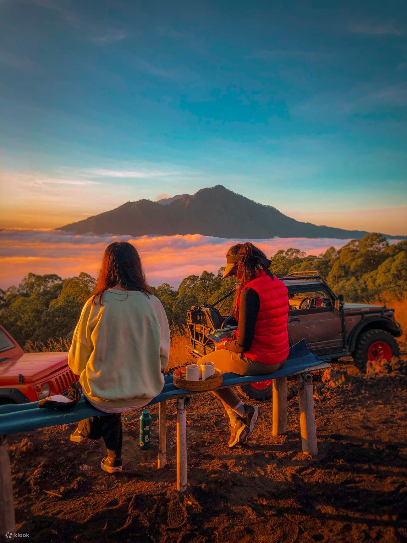 amigos contemplando el amanecer del monte Abang