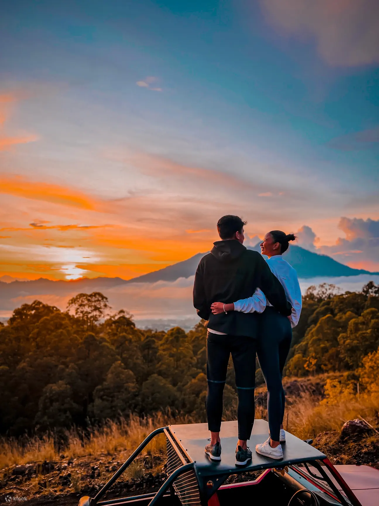 một cặp đôi đang ngắm bình minh