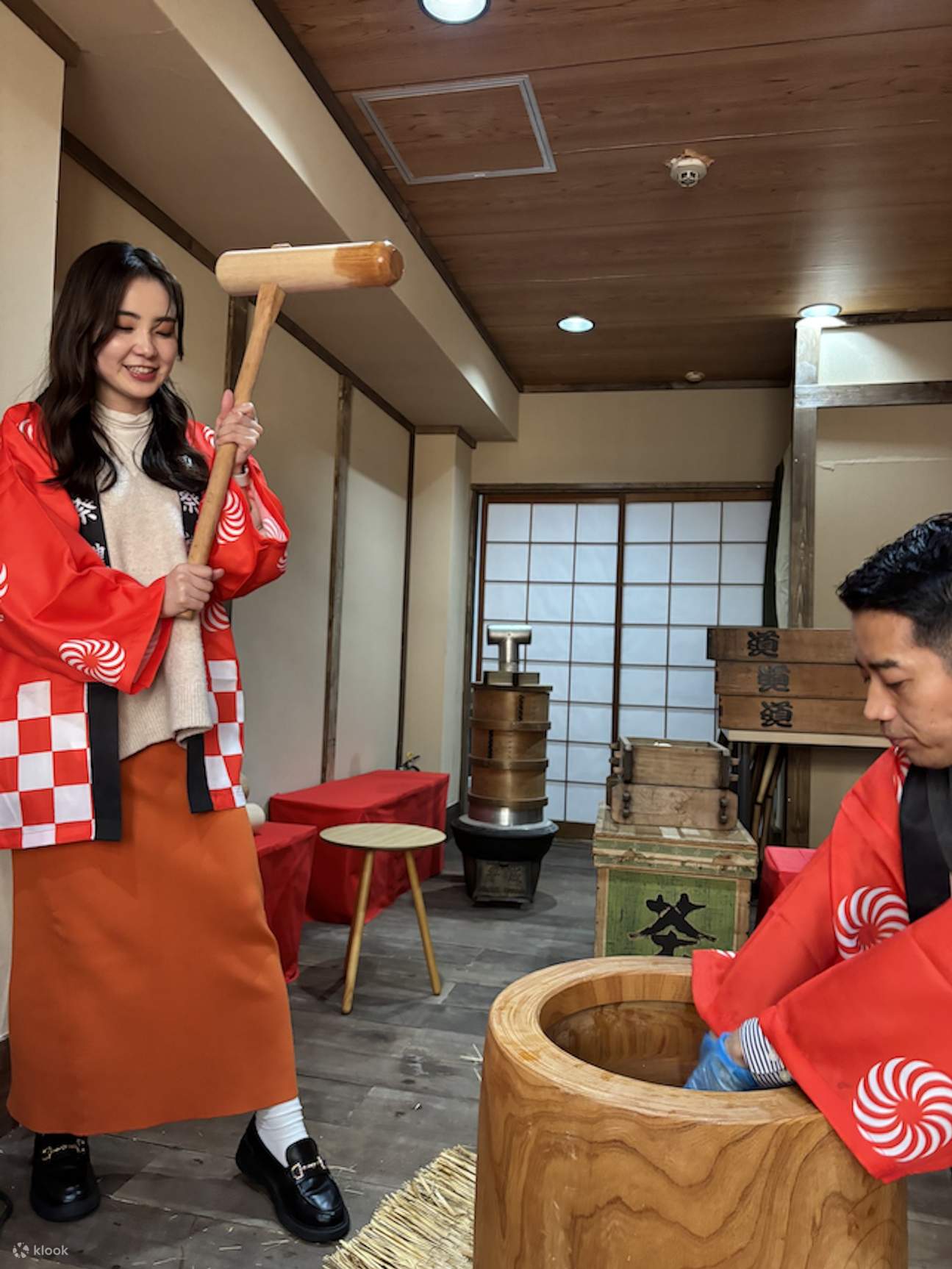 Pengalaman Menumbuk Mochi Tradisional dengan Sesi Uji Rasa