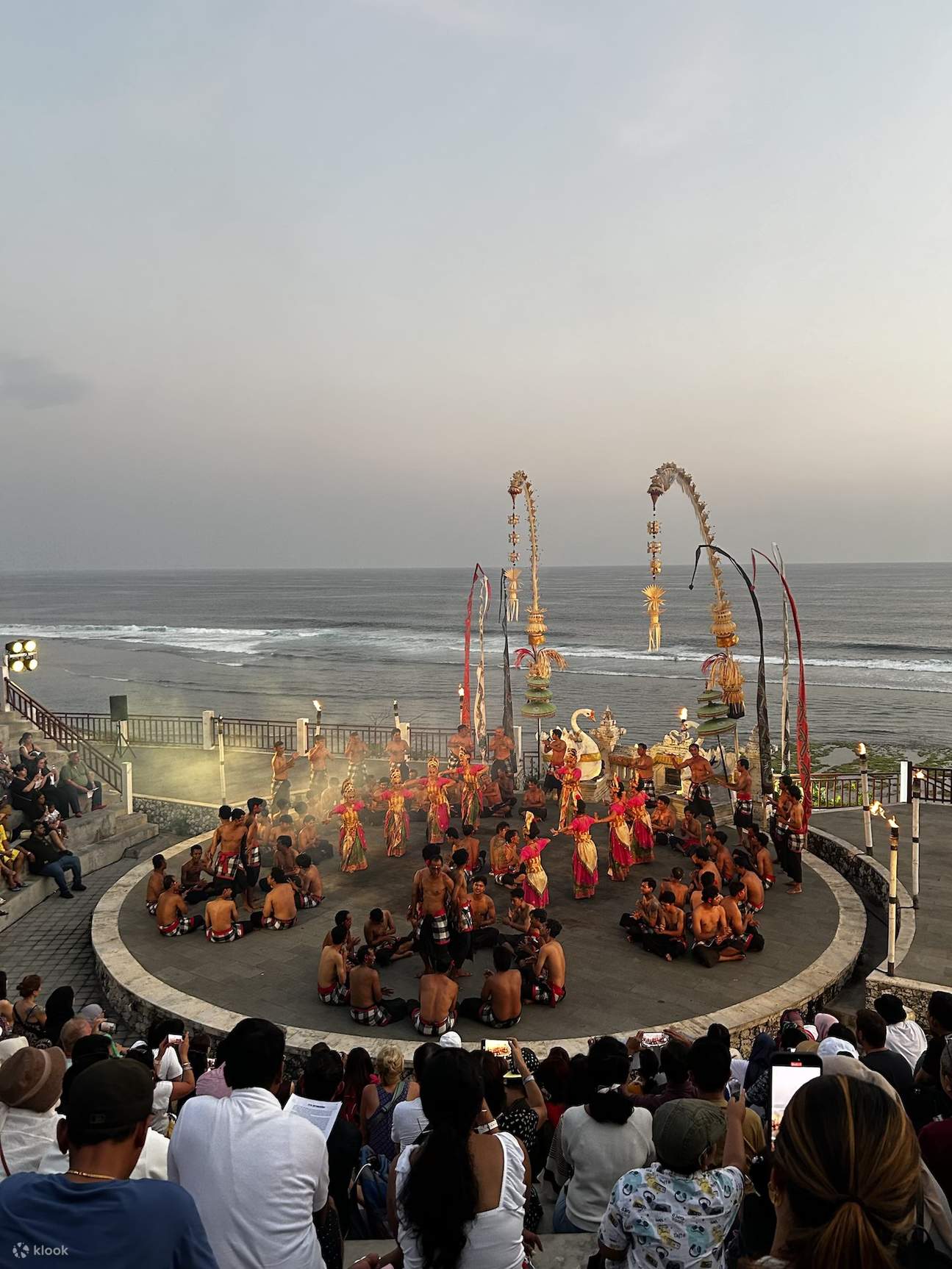 Adquiera entradas para ver el famoso espectáculo de danza y fuego Kecak en la magnífica playa Melasti de Bali