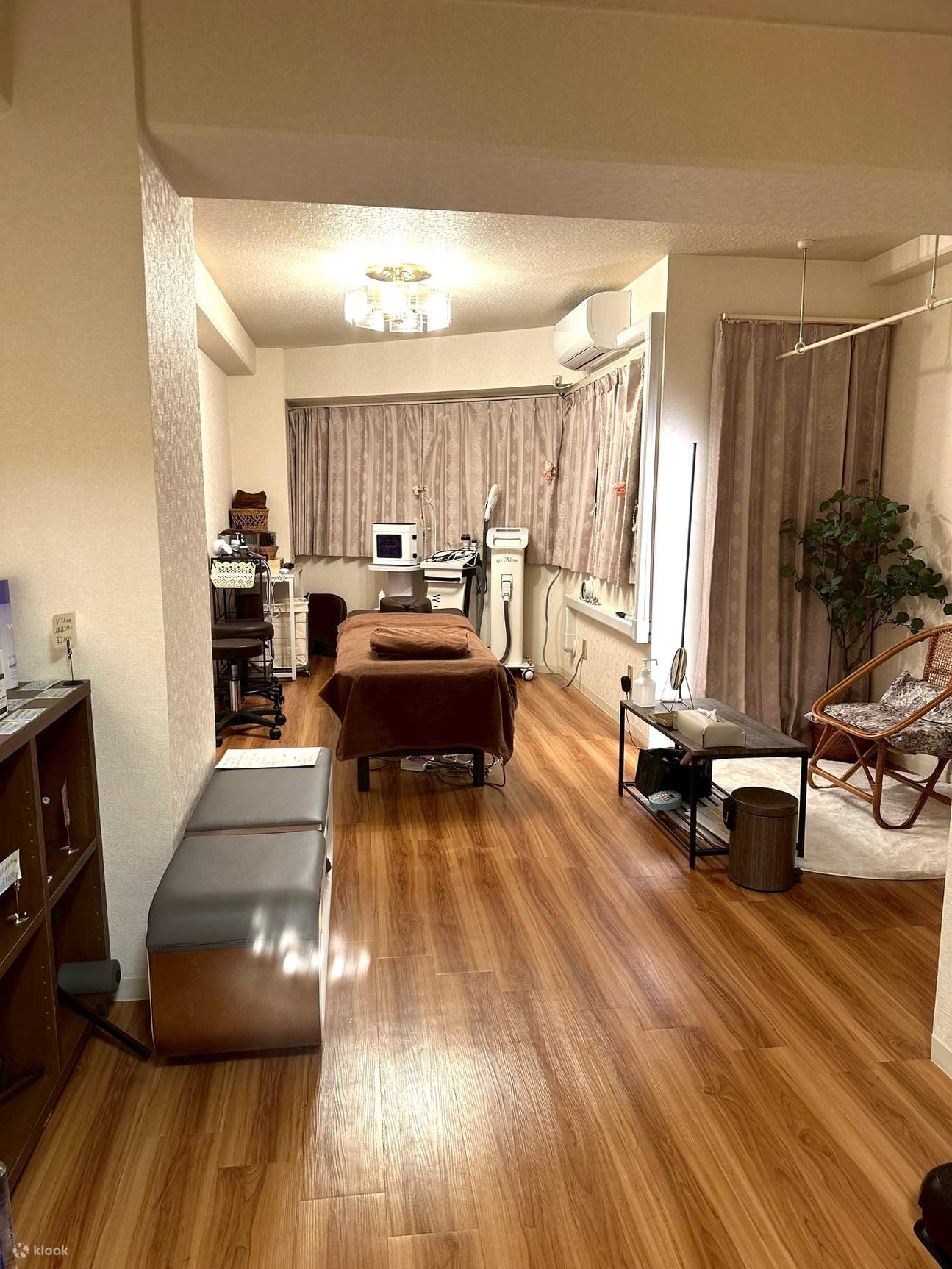 Salón privado en una sala completamente independiente, con un ambiente tranquilo y confortable que garantiza la privacidad y la tranquilidad.