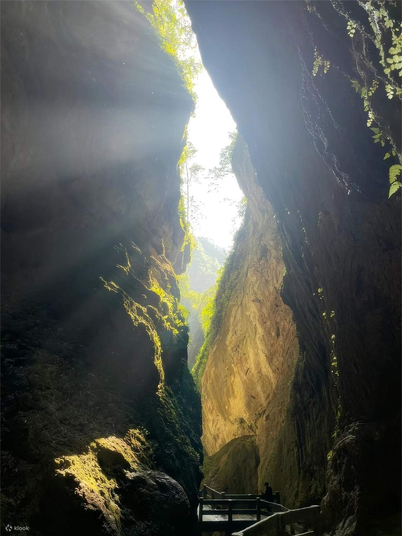 Khe nứt Long Thủy Hà dài 4 km với thác nước suối treo trên vách đá hiểm trở, sâu thẳm, đá kỳ dị gồ ghề, nằm trong địa phận trấn Tiên Nữ Sơn, khu Vũ Long. Khe nứt Long Thủy Hà có thác nước cao 80 mét như rèm che, kỳ diệu thay, trong khe nứt cây cổ thụ và d