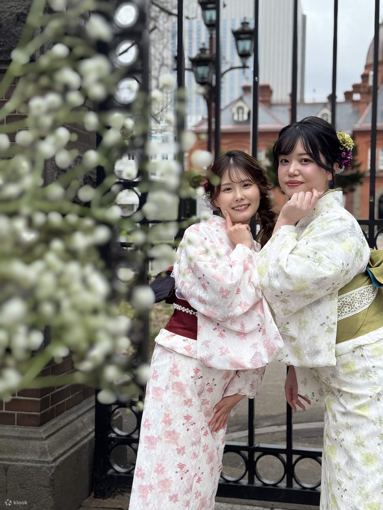 Un yukata es un kimono japonés de verano casual, típicamente hecho de algodón o tela sintética. A diferencia de los kimonos formales, los yukata son más ligeros, más simples y diseñados para usarse en climas cálidos, lo que los hace perfectos para festiva