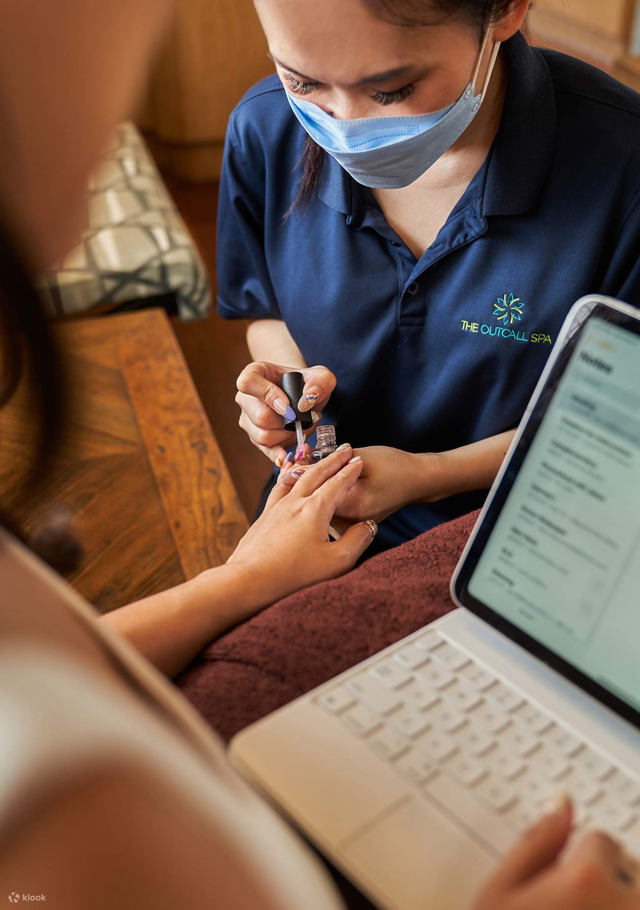 Женщина делает маникюр во время работы