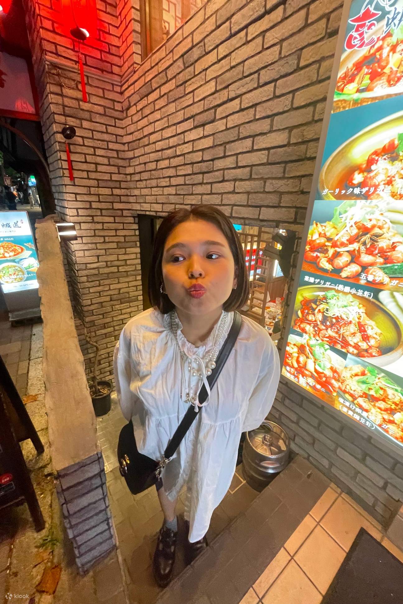 레스토랑 앞에서 촬영