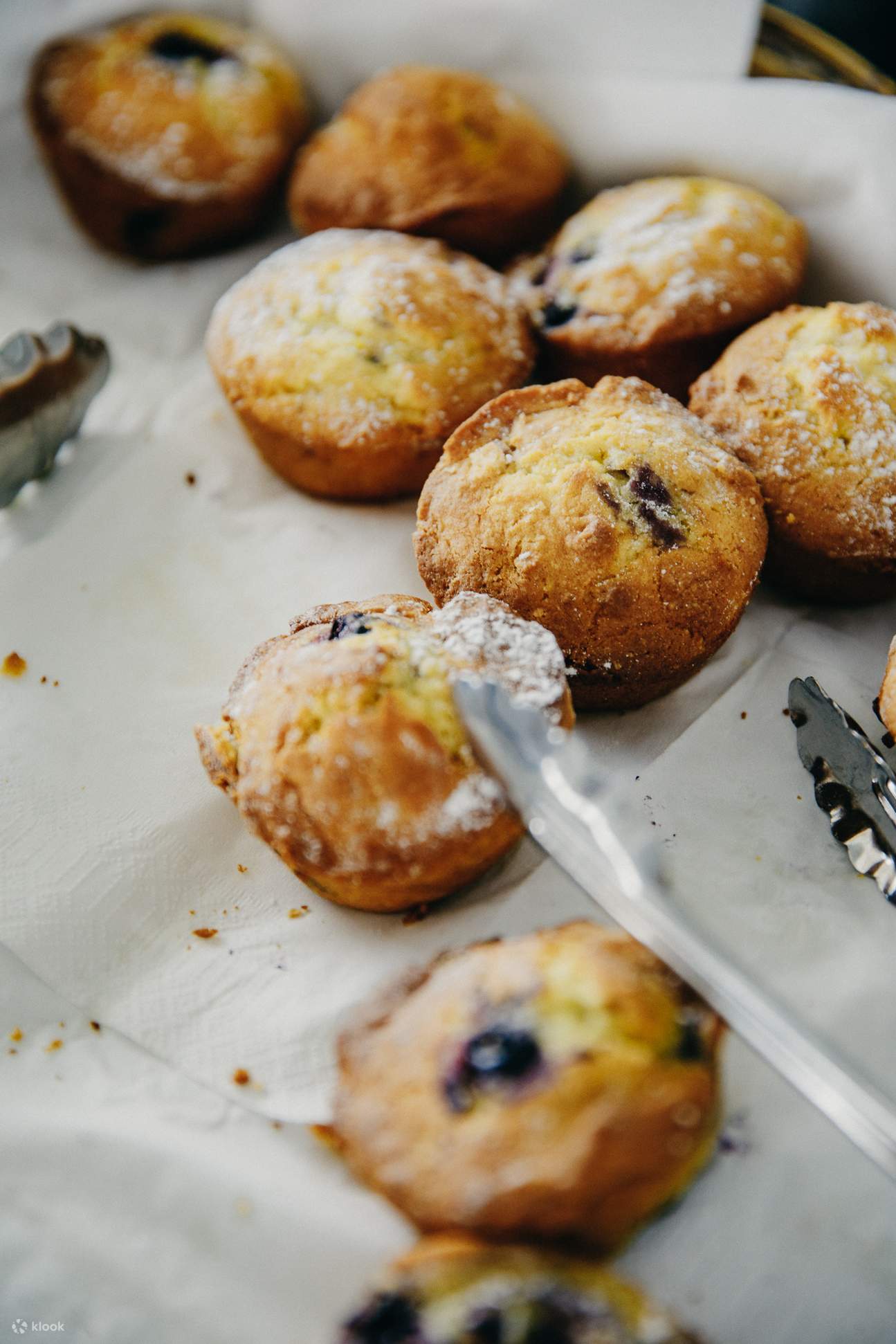 Насладитесь домашней выпечкой во время живописного круиза по озеру Таупо к маорийским наскальным рисункам.
