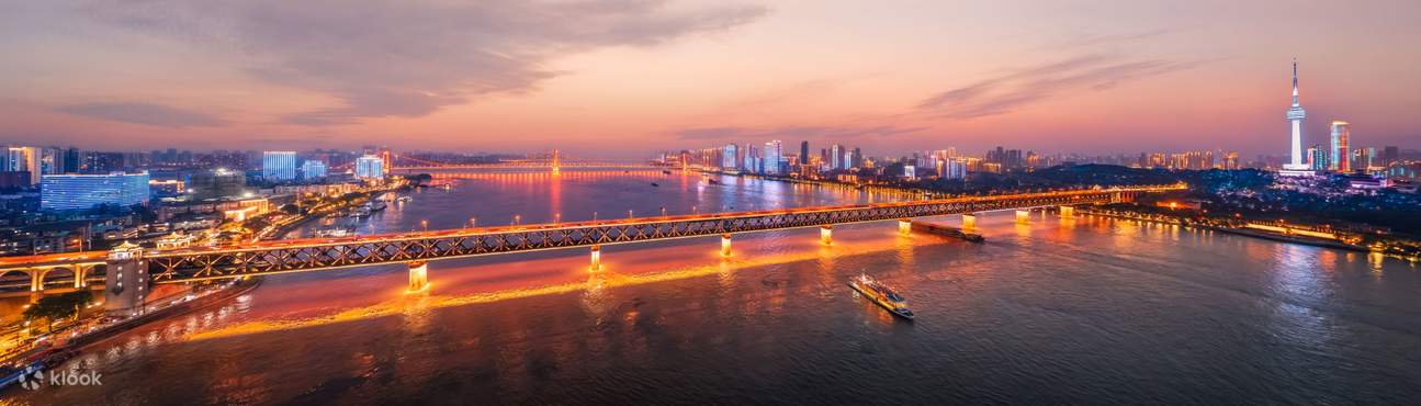 Tour di un giorno alla Torre della Gru Gialla, al Museo della Rivoluzione Xinhai, al Tempio di Gude e alla spiaggia fluviale di Wuchang