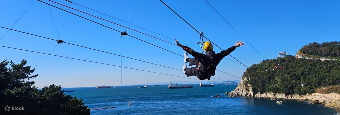 Zipline: Cảm nhận sự phấn khích tột độ khi bạn lao xuống đường zipline dài 653m với vận tốc 60 km/h. Cùng bạn bè trải nghiệm đường trượt—tối đa bốn người cùng một lúc!