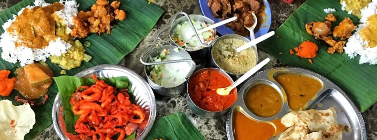 Jalan Telawi Bangsar 的 Devi's Corner 的香蕉叶饭套餐
