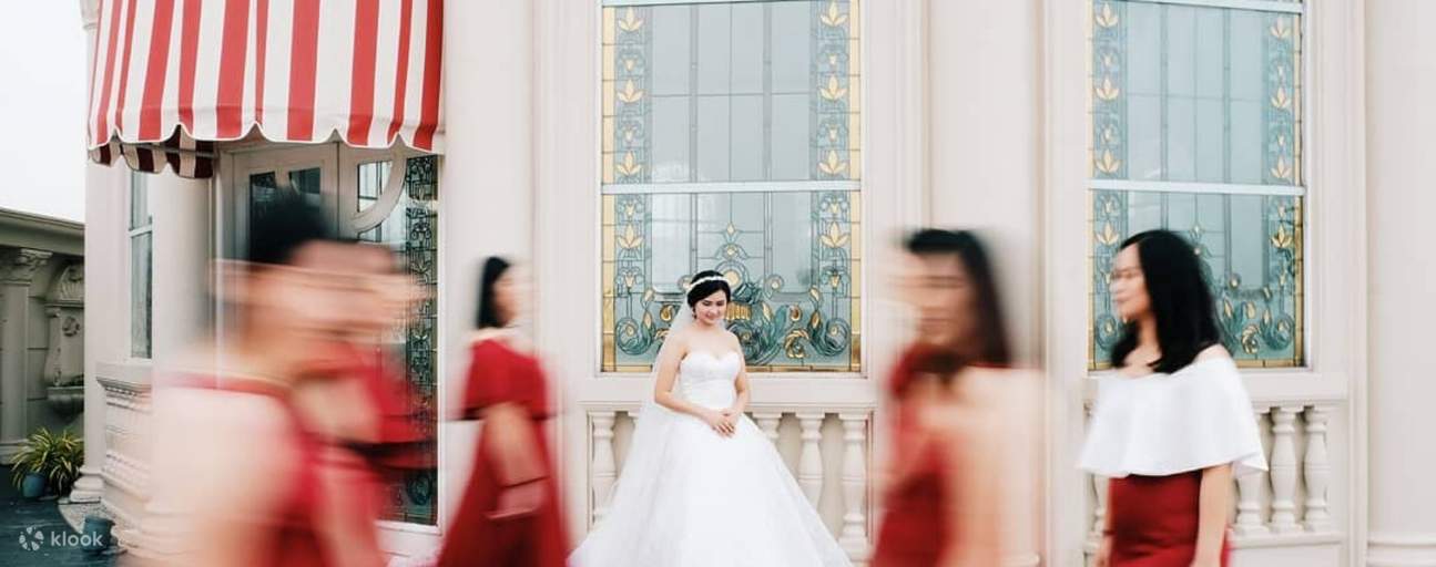 ผู้หญิงในชุดแต่งงานยืนอยู่หน้าร้าน