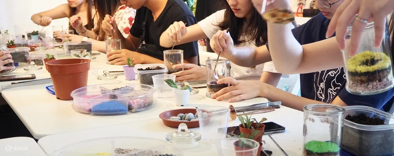 在工作坊中与您的家人和朋友一起体验热带雨林玻璃容器的制作！