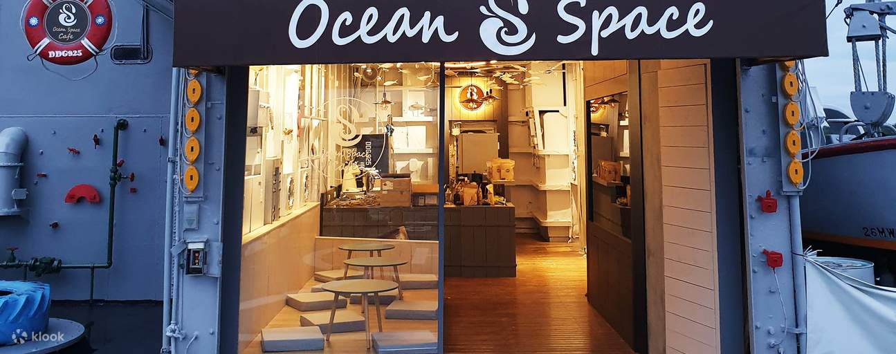 Café navire de guerre en mer