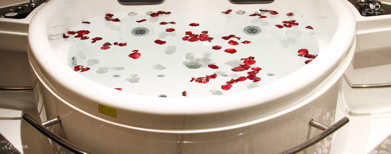 jacuzzi di Absolute Spa, Hair, And Nail