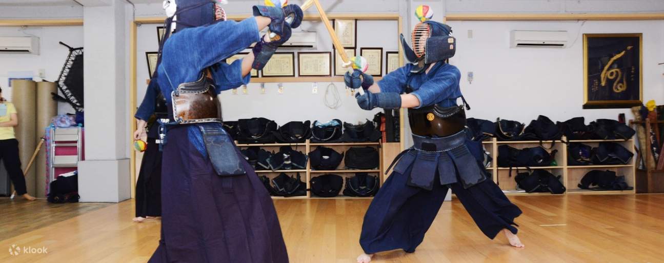 2 orang berlatih Kendo