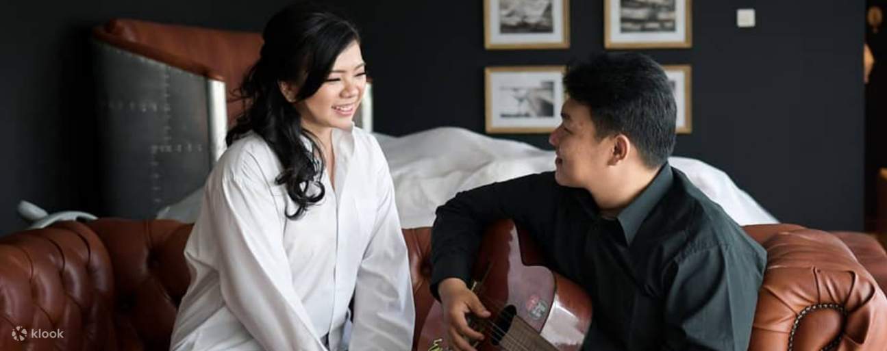 Lelaki bermain gitar untuk wanita