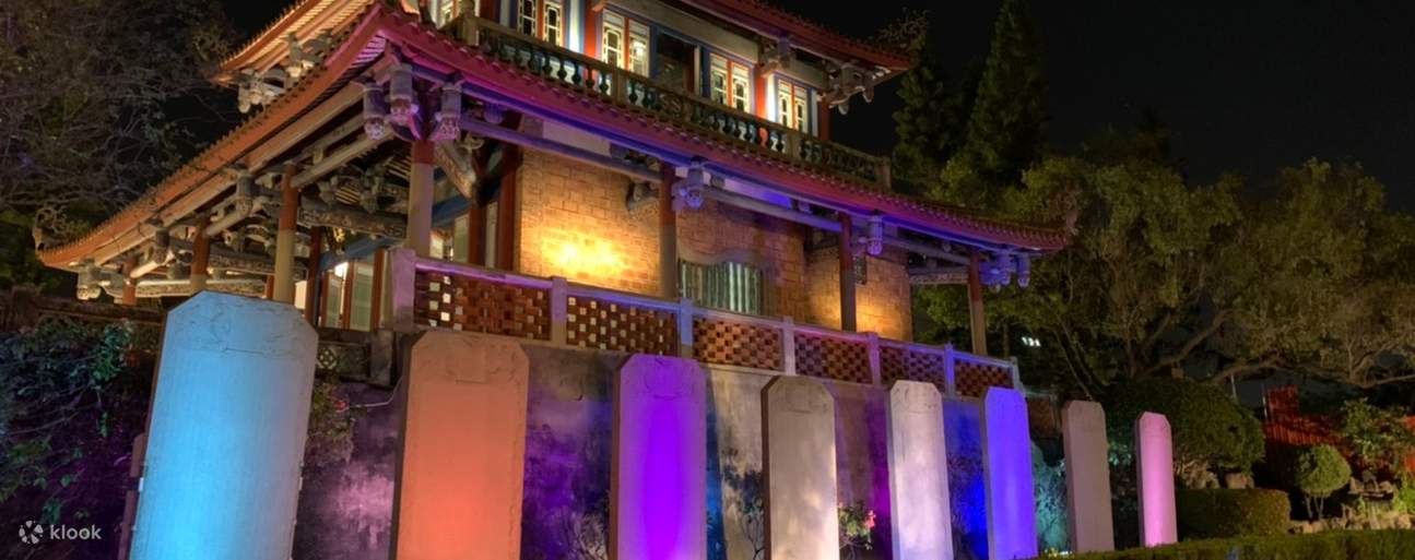 Chùa Xích Khảm về đêm mang một vẻ đẹp quyến rũ đặc biệt dưới ánh đèn.