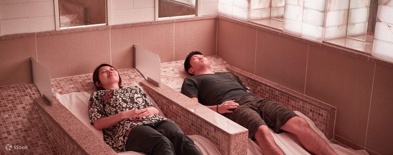 男女在熱石床上享受放鬆體驗