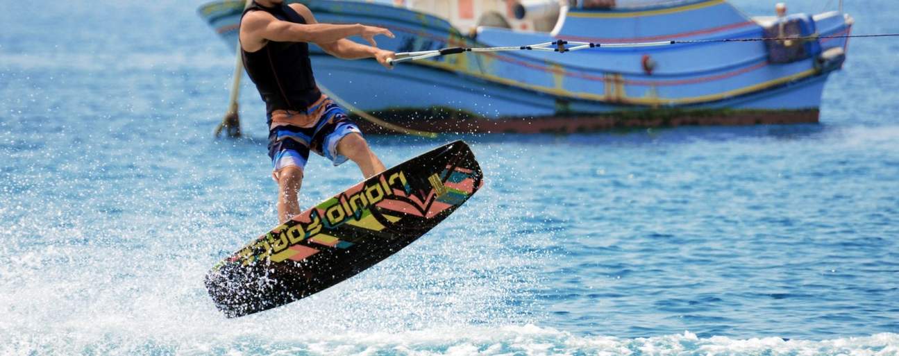 Hombre practicando wakeboard en Penghu