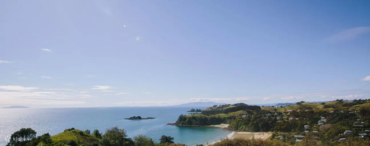 蓝天和原始海滩