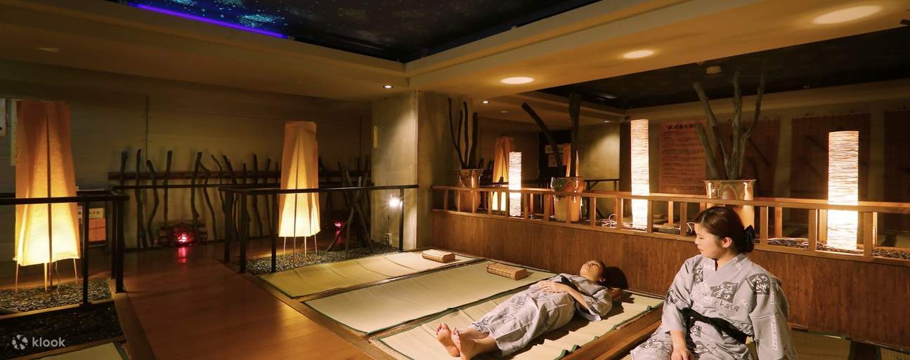 chicas descansando en onsen