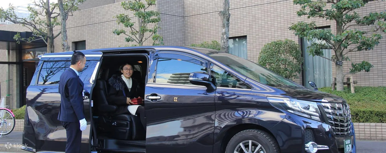 面包车内的游客