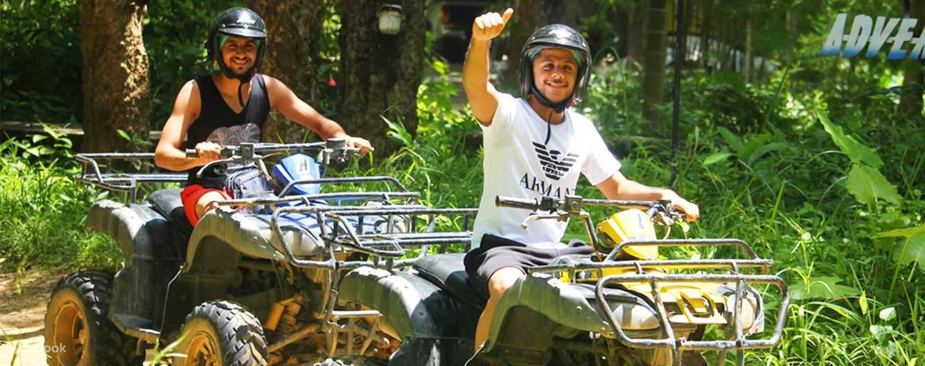Männer auf ATVs beim Kathu ATV Adventure