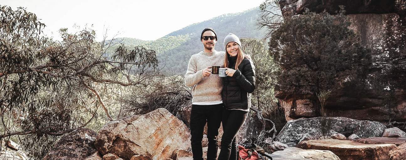 Ein Paar trinkt Kaffee und Tee im Grampians Nationalpark