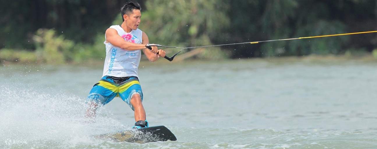 Gente practicando surf de remo en Penghu