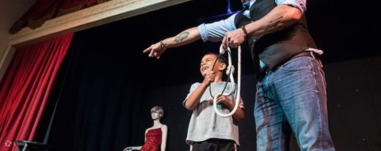 Cena con spettacolo di commedia magica Outta Control a Orlando