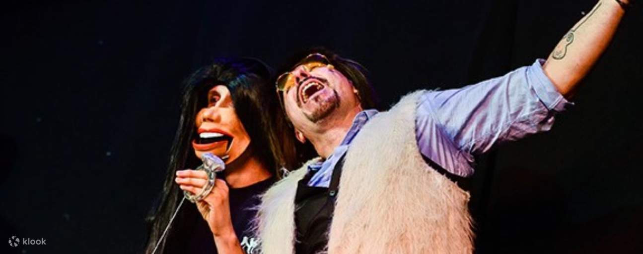 การแสดง Outta Control Magic Comedy Dinner Show ในออร์แลนโด