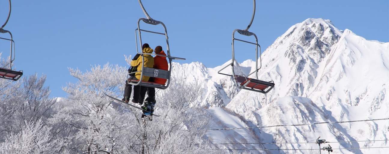 Esquiadores en un telesilla en Hakuba Goryu Snow Resort