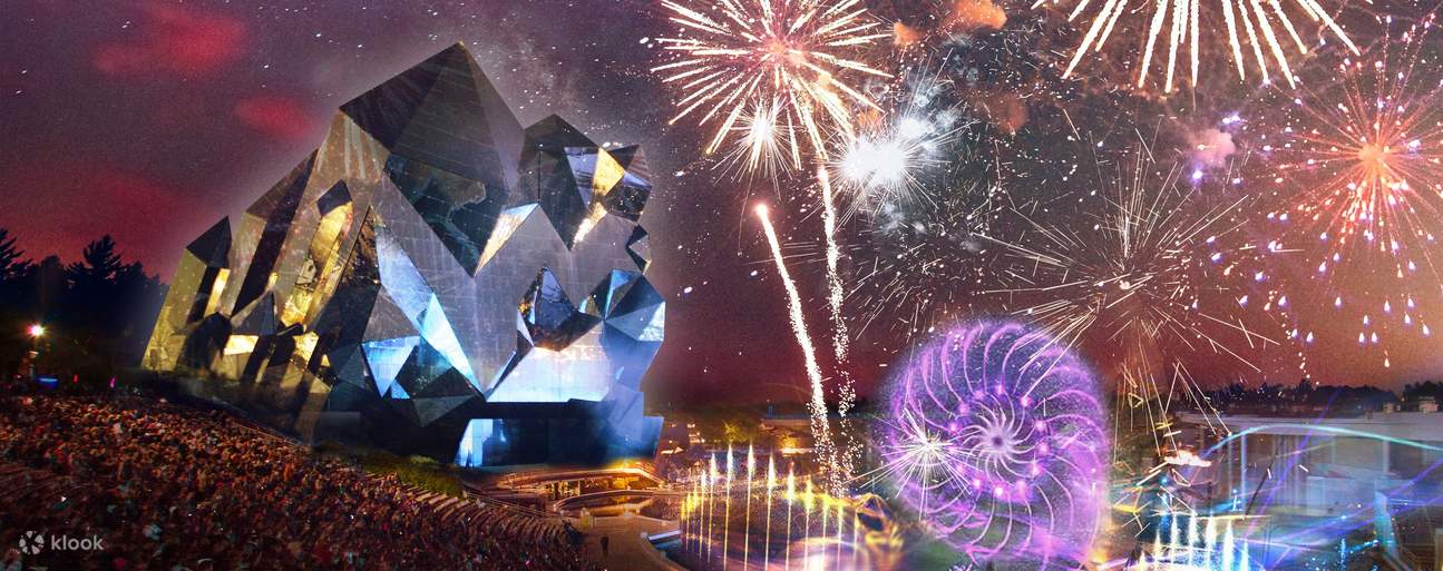 夜のショーで拍手する家族