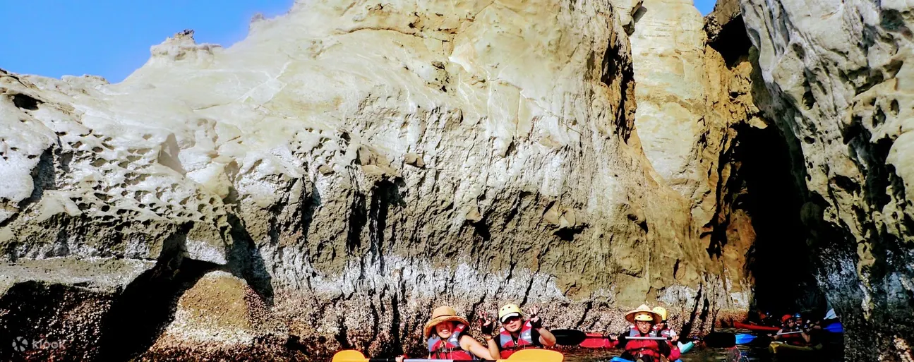 tourists kayaking around Shenao Elephant Trunk Rock