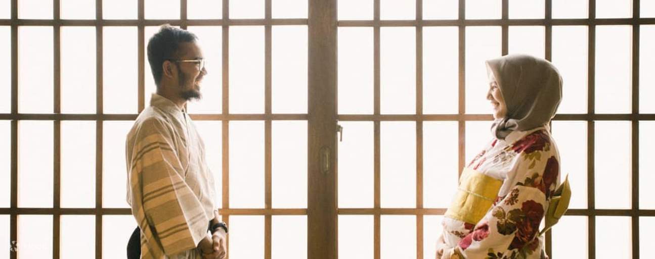 一男一女站在窗邊