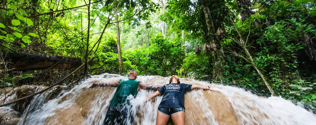 Hombre y mujer posando en las cascadas pegajosas de Chiang Mai