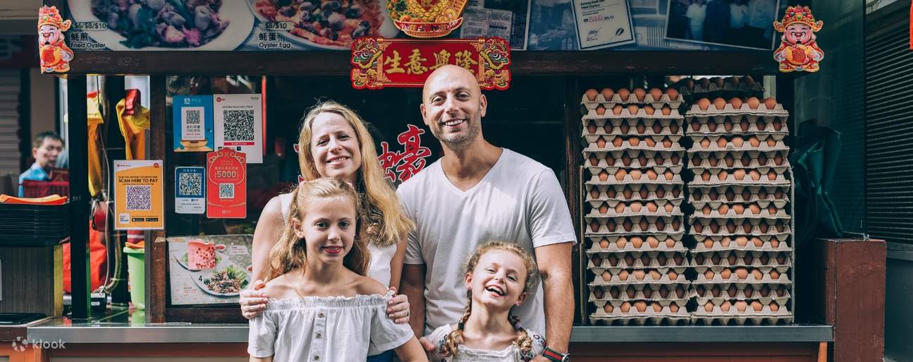 在新加坡美食攤位前的家庭