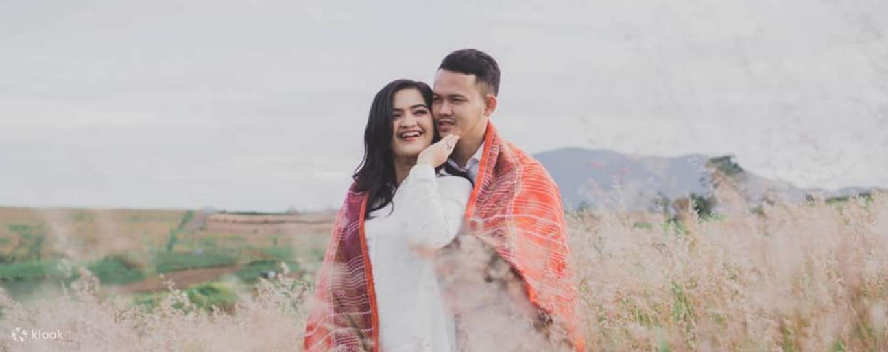 ชายและหญิงยืนอยู่ในทุ่งหญ้า