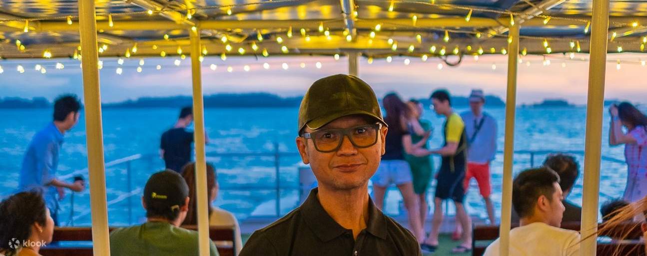 un uomo che si gode una crociera al tramonto a Singapore