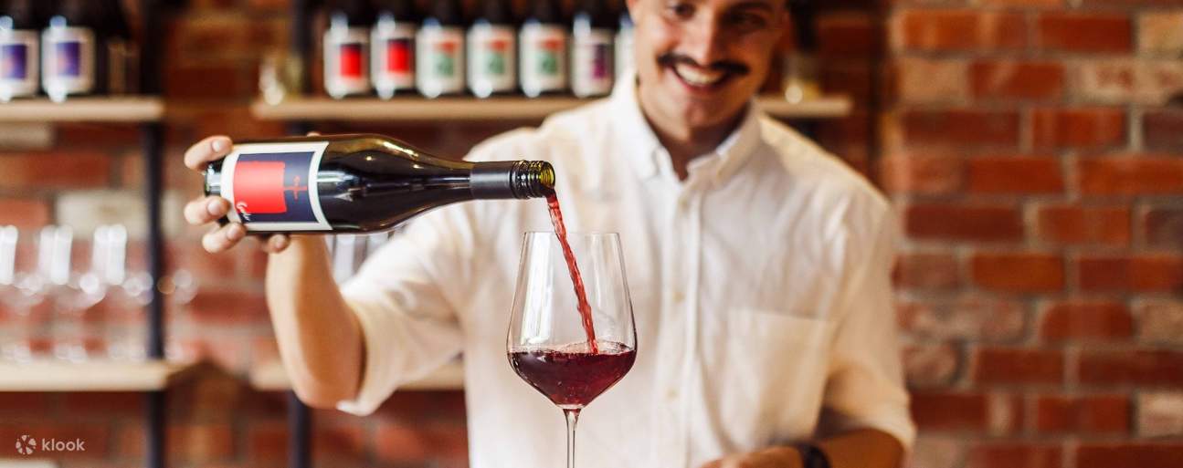 esperto di vino che versa il vino