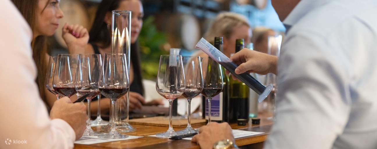 personas mezclando vinos