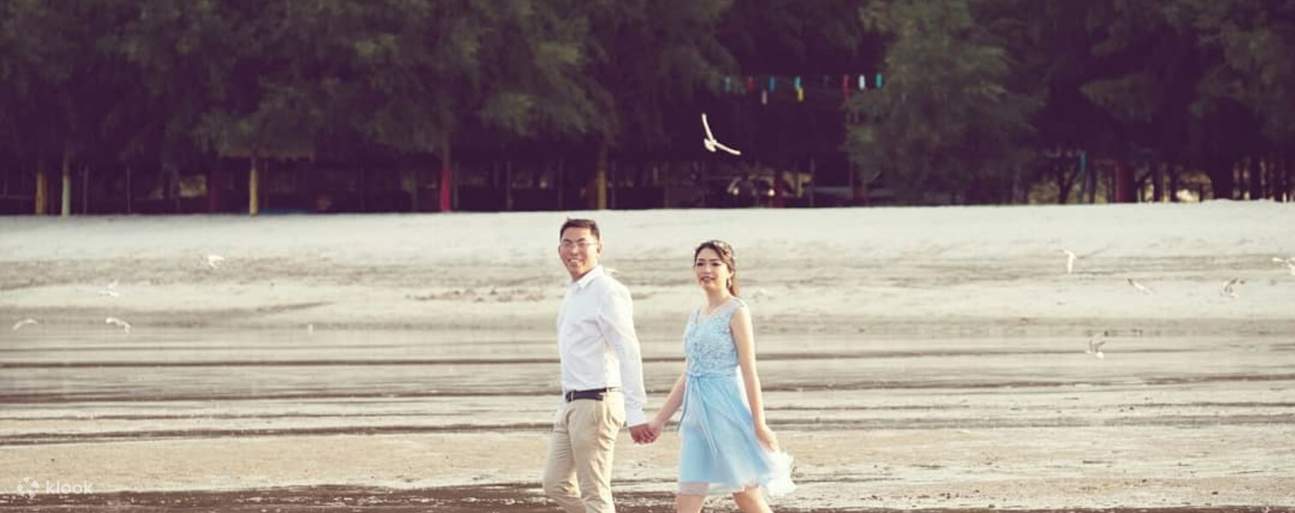 ผู้ชายและผู้หญิงเดินเล่นบนชายหาด